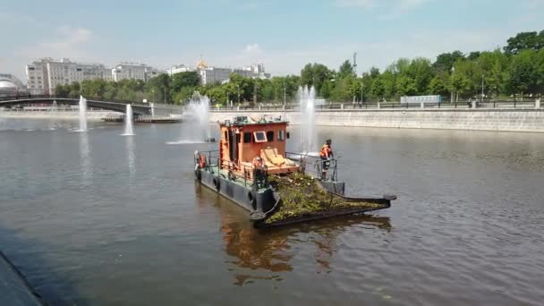 Stroj na čištění vody je vidět čištění řeky Moskvy — Stock video