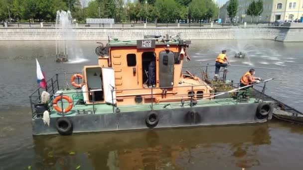 Waterreiniger machine wordt gezien schoonmaken van de rivier Moskou — Stockvideo