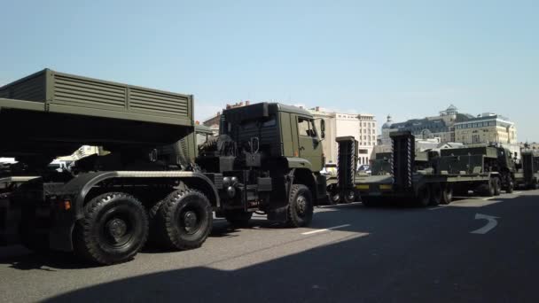 Caminhões de reboque militares na rua — Vídeo de Stock