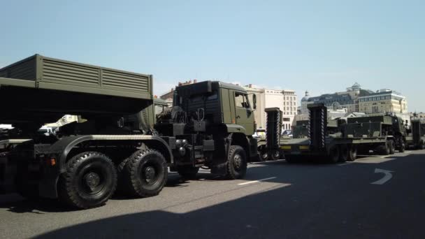 Militaire sleepwagens op straat — Stockvideo