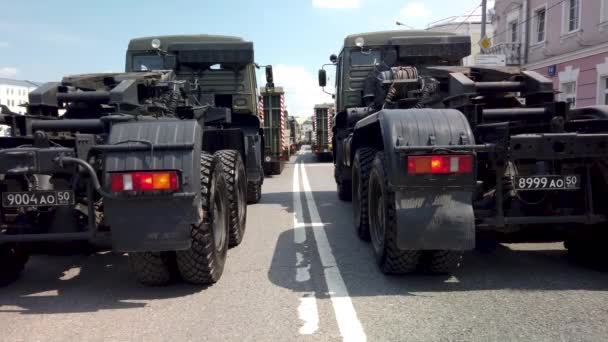 Caminhões de reboque militares na rua — Vídeo de Stock