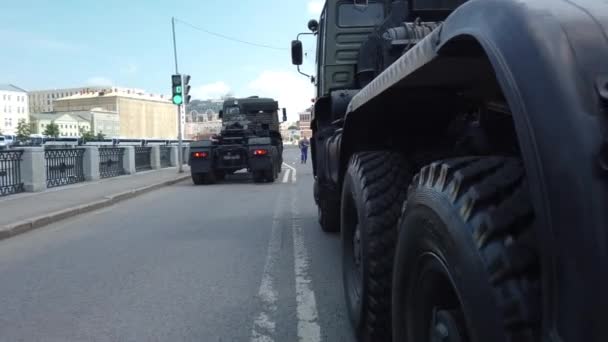 Militaire sleepwagens op straat — Stockvideo