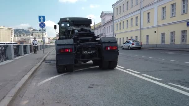 Vojenské odtahové vozy na ulici — Stock video