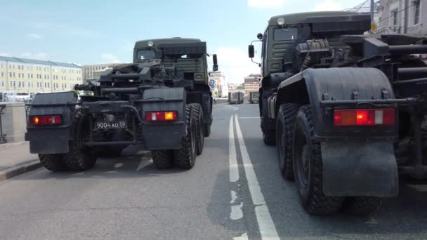 Caminhões de reboque militares na rua — Vídeo de Stock