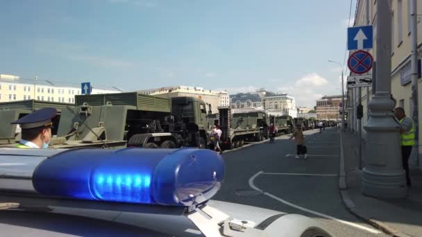 길 위에 있는 군용 견인차 — 비디오