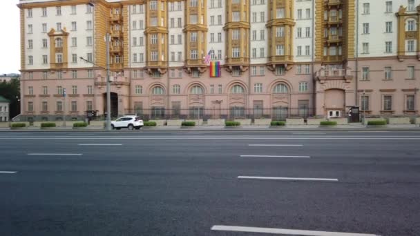 LGBT-Flagge an der amerikanischen Botschaft in Moskau — Stockvideo