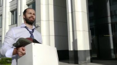 İşadamı Eşyalarının Kutusunu Tutarken Kovuldu