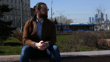 İki adam gizlice birbirlerine bir zarf yolluyor..