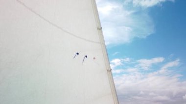 Beyaz Yelkenli Yat 'ın köşesinde.