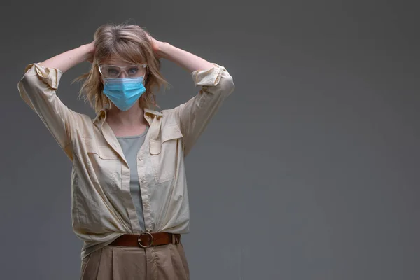 Stres Gerilimden Bıkmış Covid Virüsüne Karşı Koruyucu Maske Takan Güzel — Stok fotoğraf