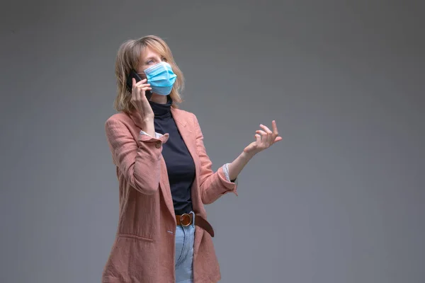 Praten aan de telefoon tijdens een pandemie — Stockfoto