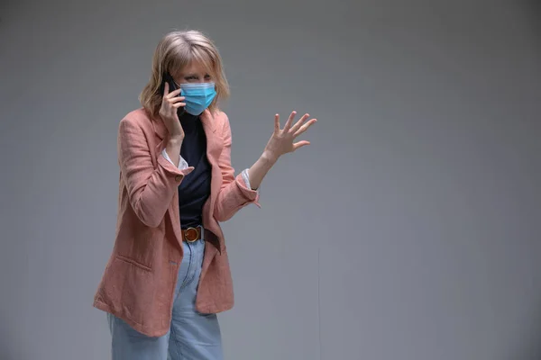 Telefonon beszélni egy világjárvány idején. — Stock Fotó