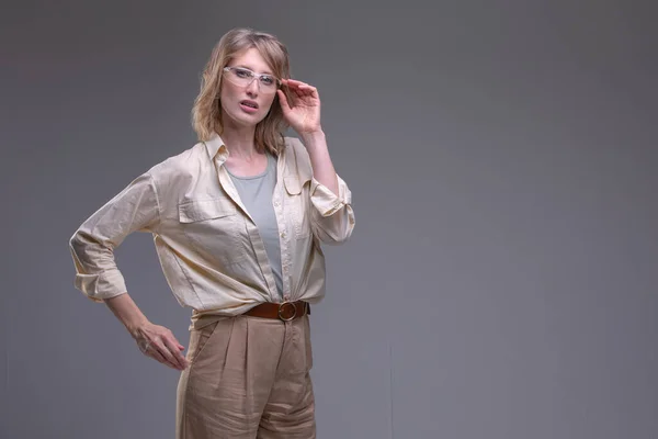 Mujer Bonita Casual Estilo Trabajador Desgaste Natural Gafas Protectoras — Foto de Stock