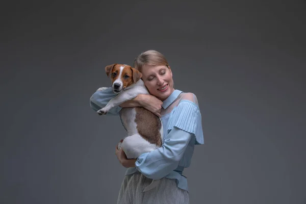 Blond Housewife Vintage Dress Holds Jack Russell Dog — Stock Photo, Image