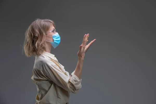 Covid Virüsüne Karşı Koruyucu Maske Takan Güzel Sarışın Bir Kadın — Stok fotoğraf