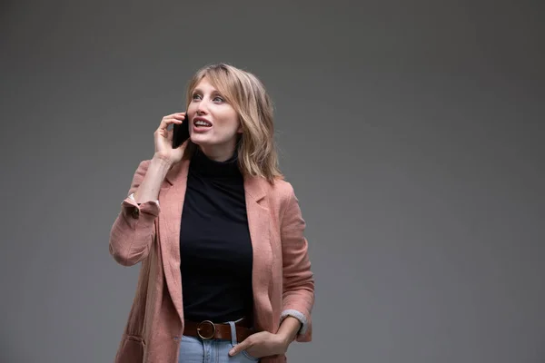 Affärskvinna Pratar Telefon Studio — Stockfoto