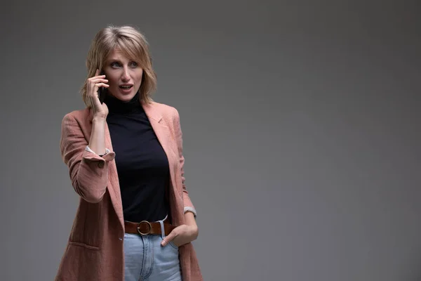 Mujer Negocios Hablando Por Teléfono Estudio — Foto de Stock