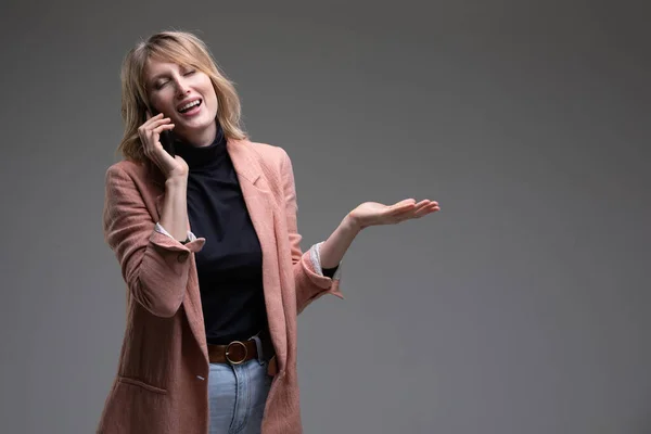 Mujer Negocios Hablando Por Teléfono Estudio — Foto de Stock