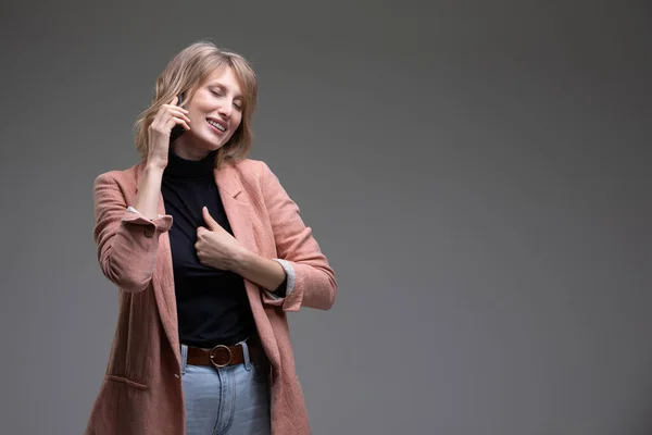 Zakenvrouw aan de telefoon — Stockfoto