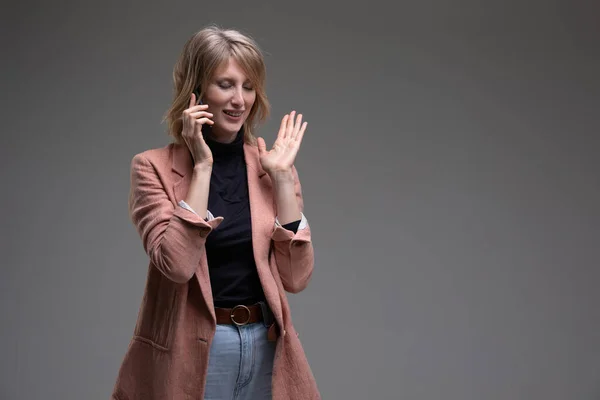 Mujer de negocios hablando por teléfono — Foto de Stock