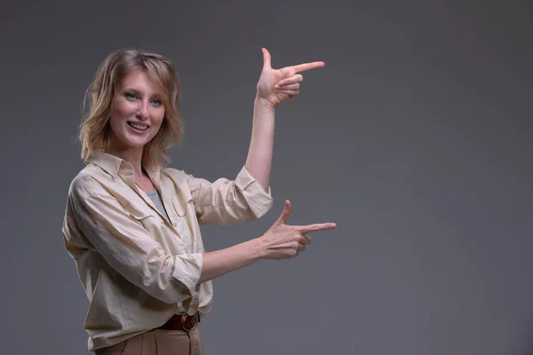 Portret Van Een Vrolijke Glimlachende Vrouw Natuurlijke Kleding Wijzend Met — Stockfoto