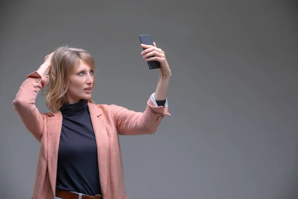 Retrato de la mujer alegre fresca teniendo videollamada con amor — Foto de Stock