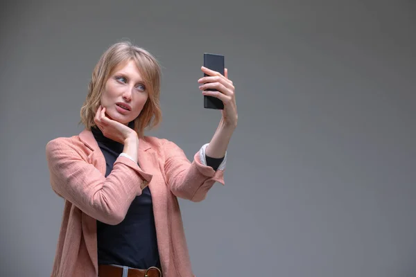 Retrato de mulher alegre legal que tem vídeo-chamada com amor — Fotografia de Stock