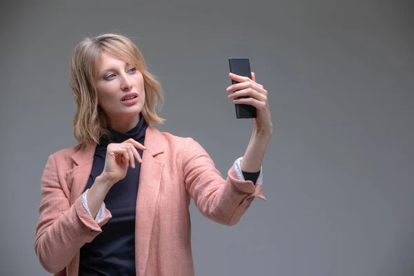 Portret van koele vrolijke vrouw schieten selfie — Stockfoto