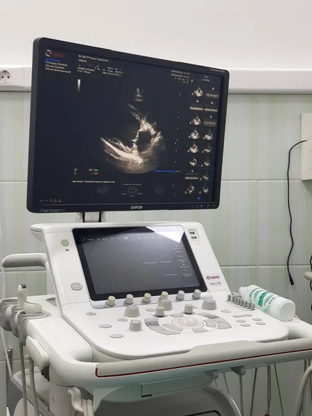 Corazón de los perros en la máquina de ultrasonido de pantalla en la clínica veterinaria — Foto de Stock