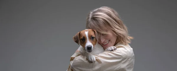 Mujer Bonita Sostiene Jack Russell Terrier Cachorro Frente Cara — Foto de Stock