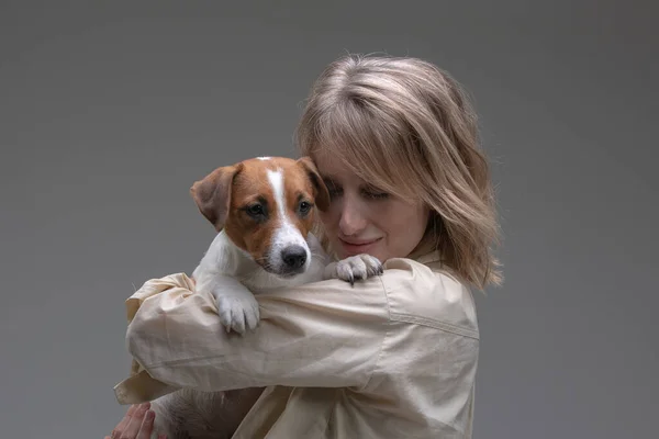 Pretty Woman Holds Jack Russell Terrier Puppy Her Shoulder — Stock Photo, Image