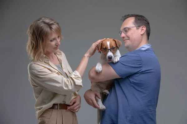 Familia feliz en estudio con mascota —  Fotos de Stock