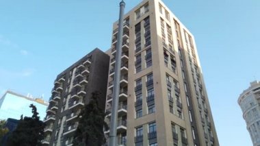 Çok katlı bir apartmanın dış cephesi, pencereleri ve balkonları..
