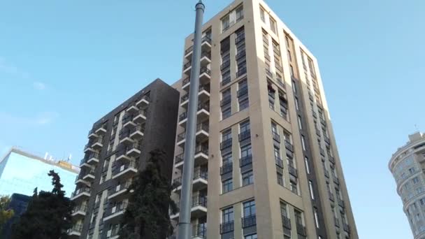 Exterior de un edificio de apartamentos de varios pisos de gran altura - fachada, ventanas y balcones. — Vídeo de stock