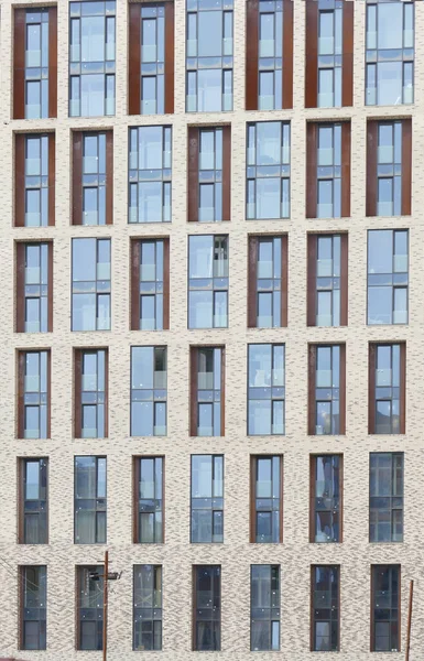 Außenseite eines mehrstöckigen Hochhauses - Fassade, Fenster und Balkone. — Stockfoto