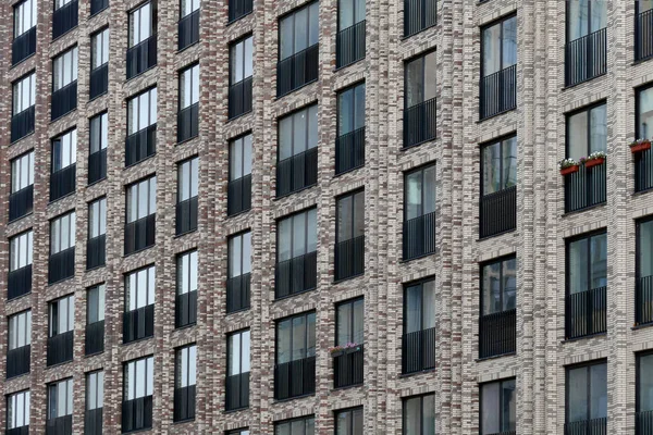 Exterior de um edifício de apartamentos de vários andares - fachada, janelas e varandas. — Fotografia de Stock