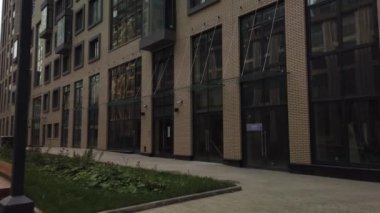 Yüksek katlı bir apartmanın dış cephesi, pencereleri ve balkonları..