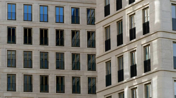 Utsidan av en höghus flervåningshus - fasad, fönster och balkonger. — Stockfoto