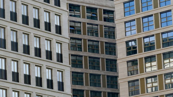 Utsidan av en höghus flervåningshus - fasad, fönster och balkonger. — Stockfoto