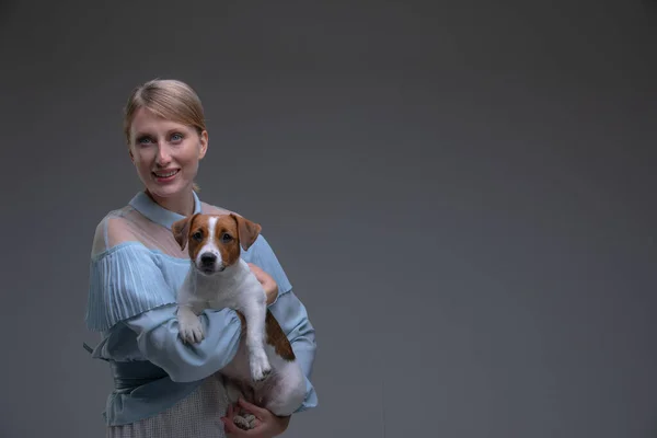 Mulher em vestido vintage segurar jack russell cão — Fotografia de Stock