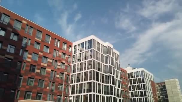 Exterior de un edificio de negocios de varios pisos de gran altura - fachada y ventanas — Vídeo de stock