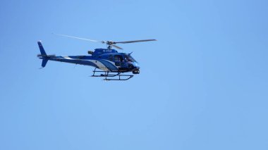 Helikopter havadaki formülü çekmek için donatılmış.