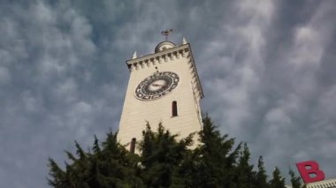 Güneşli yaz gününde SOCHI Tren İstasyonu Kulesi.