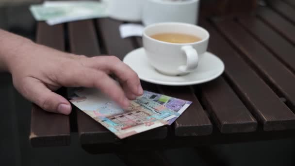 Homem colocou dinares do Kuwait para pagar por café em um café de rua — Vídeo de Stock