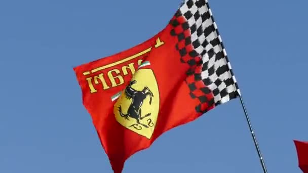 Bandera del equipo de fans de Ferrary sobre fondo cielo — Vídeo de stock