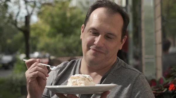 Adam Kahvaltıda Büyük Bir Zevkle Kremalı Pasta Yiyor Yakın Plan — Stok fotoğraf