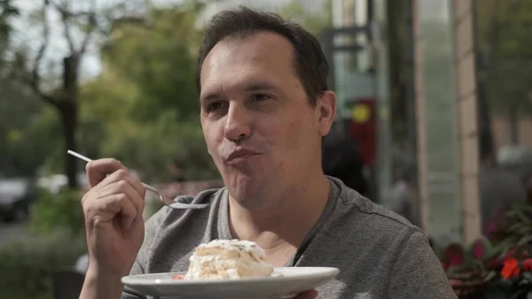 Adam Kahvaltıda Büyük Bir Zevkle Kremalı Pasta Yiyor Yakın Plan — Stok fotoğraf