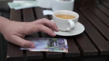 Bir sokak kafesinde faturalara dokunmak beni geriyor.