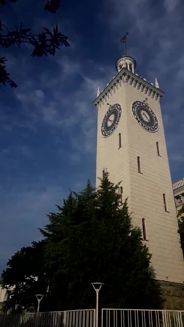 Torre della stazione ferroviaria SOCHI in estate giornata di sole. — Video Stock