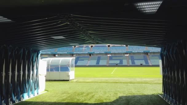 Estadio de fútbol Fischt. Salida para los equipos de los vestuarios al campo de fútbol — Vídeos de Stock